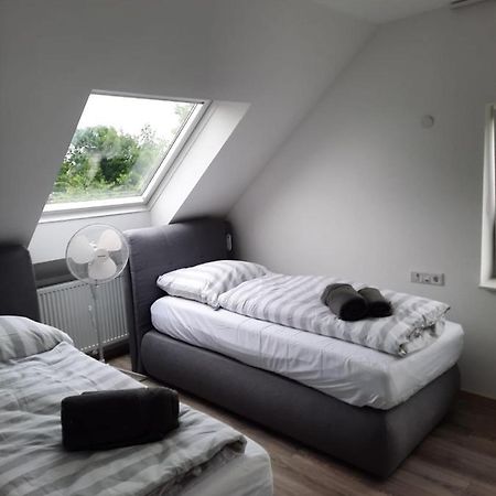 Ferienwohnung Apartment - Free Parking - Wifi - Kitchen Essen Bagian luar foto