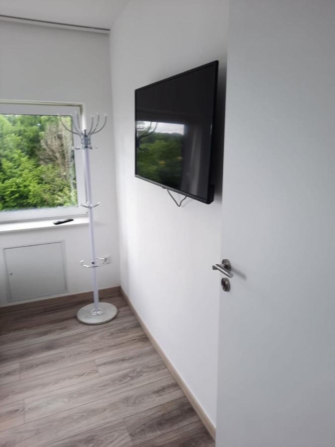Ferienwohnung Apartment - Free Parking - Wifi - Kitchen Essen Bagian luar foto
