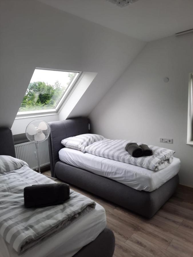 Ferienwohnung Apartment - Free Parking - Wifi - Kitchen Essen Bagian luar foto